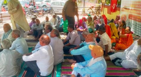 आतंकी हमले के मृतकों सहित मजदूर साथी को दी श्रद्धांजलि