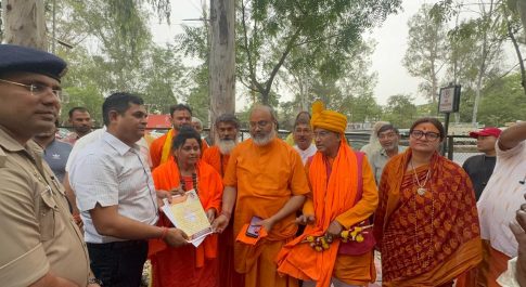 महामंडलेश्वर यति नरसिंहानंद गिरी महाराज और महामंडलेश्वर अन्नपुर्णा भारती की प्रधानमंत्री आवास तक की पद यात्रा को गाजियाबाद पुलिस ने रोका