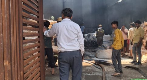 गाजियाबाद अग्निशमन विभाग ने राघव ट्यूब कंपनी में लगी आग को बुझाया