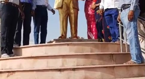 संविधान पार्क में बाबा साहब को नमन कर श्रद्धांजलि दी
