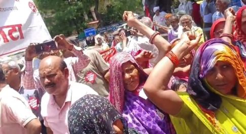 जेके मजदूरों ने कोटा में रैली निकाल कर कलेक्ट्रेट पर किया प्रदर्शन