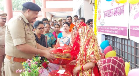 गर्भवती महिलाओं की डीएम व एसपी ने की गोदभराई