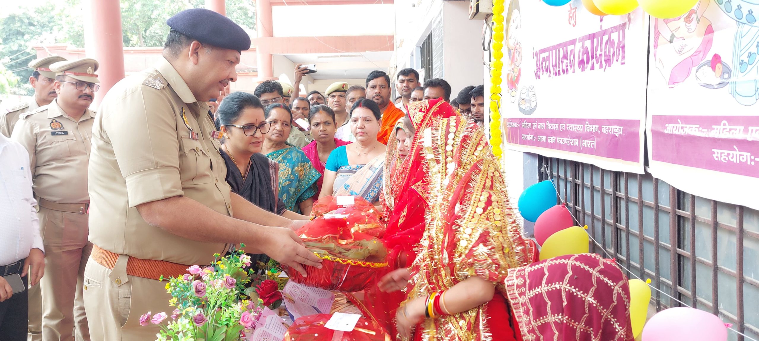 गर्भवती महिलाओं की डीएम व एसपी ने की गोदभराई