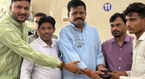 कांग्रेसियों ने मेडिकल कॉलेज में मरीजों को फल देकर मनाया राहुल गांधी का जन्म दिवस
