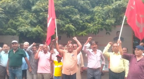 भीषण गर्मी और बारिश में भी डटे हुए हैं जेके फैक्ट्री के मजदूर
