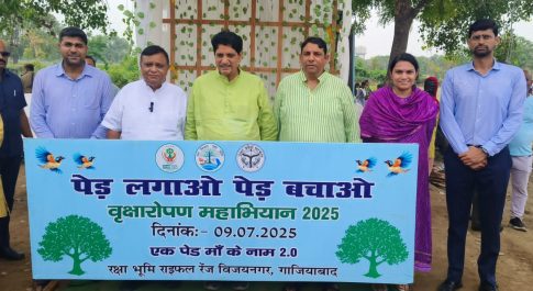 पौधे लगाकर परिवार के सदस्य की तरह देखभाल करेंगे तो वे हमारे जीवन बचाने का कार्य करेंगे – संजीव शर्मा