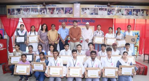 महर्षि दयानंद विद्यापीठ में प्रतिभाशाली छात्र छात्राओं को गाजियाबाद विकास प्राधिकरण के उपाध्यक्ष अतुल वत्स ने किया सम्मानित