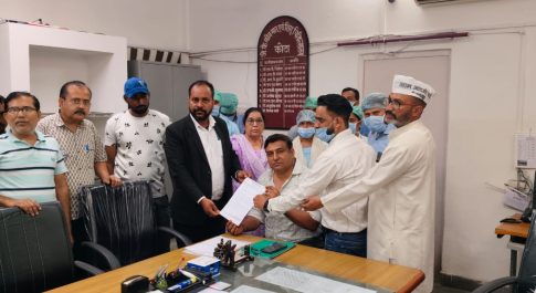 ढाई माह से नहीं मिल रहा मानदेय, रजिस्टर में साइन नहीं करने दे रहा अस्पताल प्रशासन