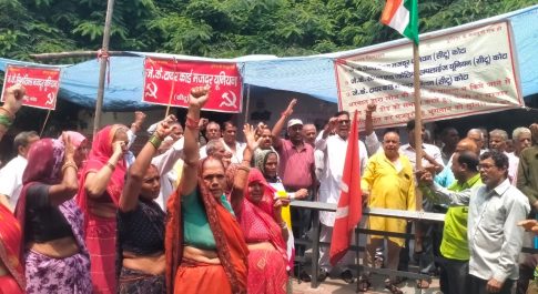 धरना स्थल पर तिरंगा फहराकर शहीदों को किया याद