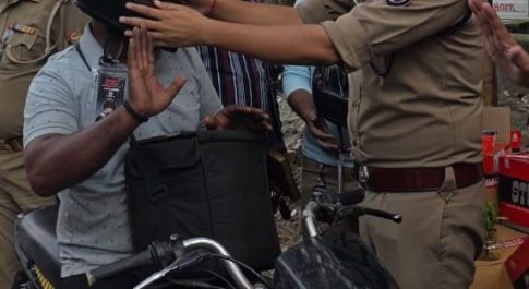 थाना कौशाम्बी पुलिस व ओएनजीसी संस्था के सहयोग से निःशुल्क हेलमेट वितरण कार्यक्रम का आयोजन