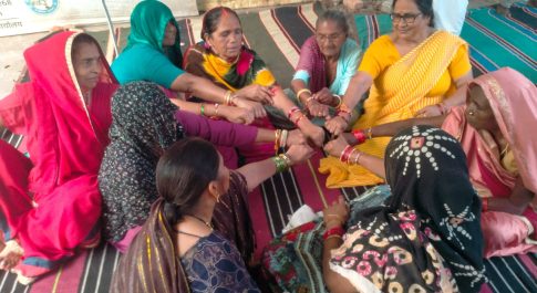 एक दूसरे को राखी बांधकर धरना स्थल पर ही मनाया रक्षाबंधन