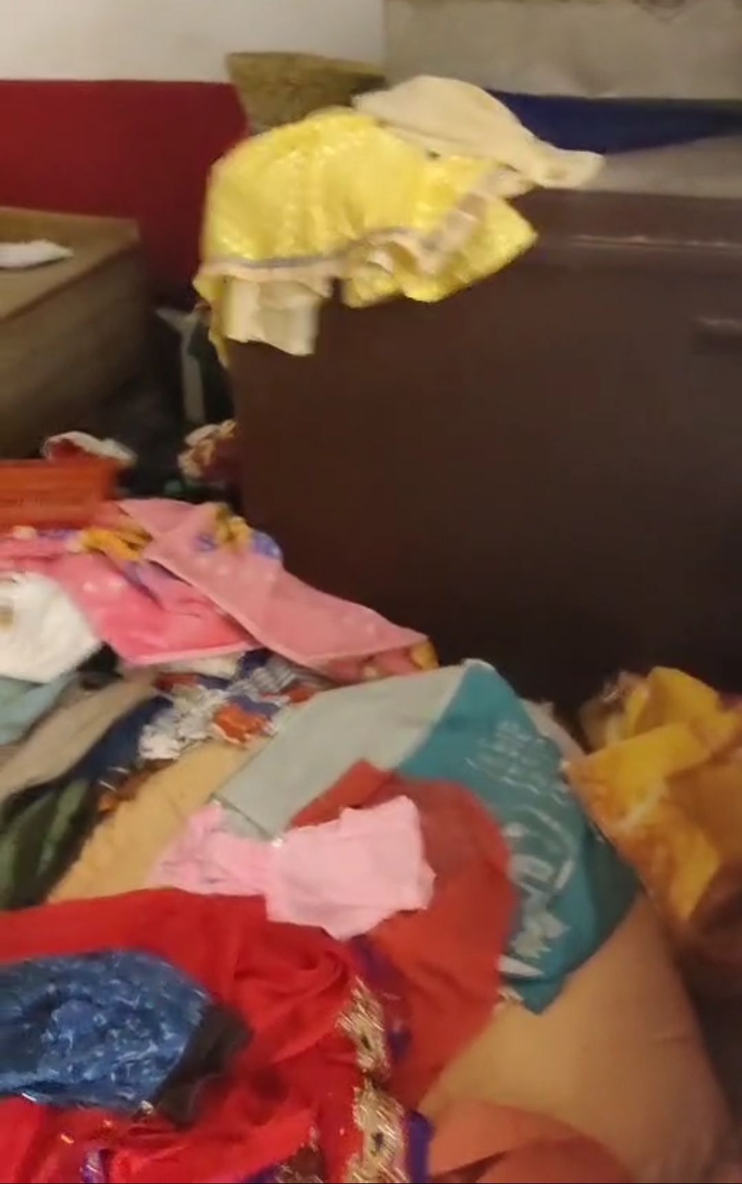 असलहे की नोक पर बंधक बनाकर लाखों की डकैती