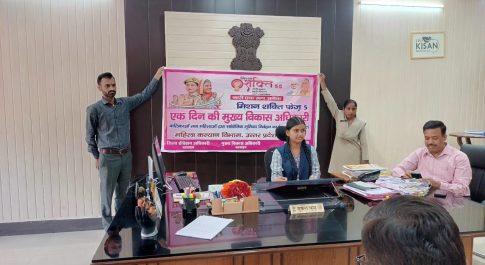 छात्रा मानसी मौर्या ने डीएम बनकर सुनी आमाजन की फरियाद ,