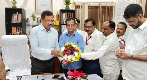 डीएम राजेश कुमार पाण्डेय से मिला पत्रकारों का प्रतिनिधिमंडल, शिष्टाचार भेंट कर दी शुभकामनाएं